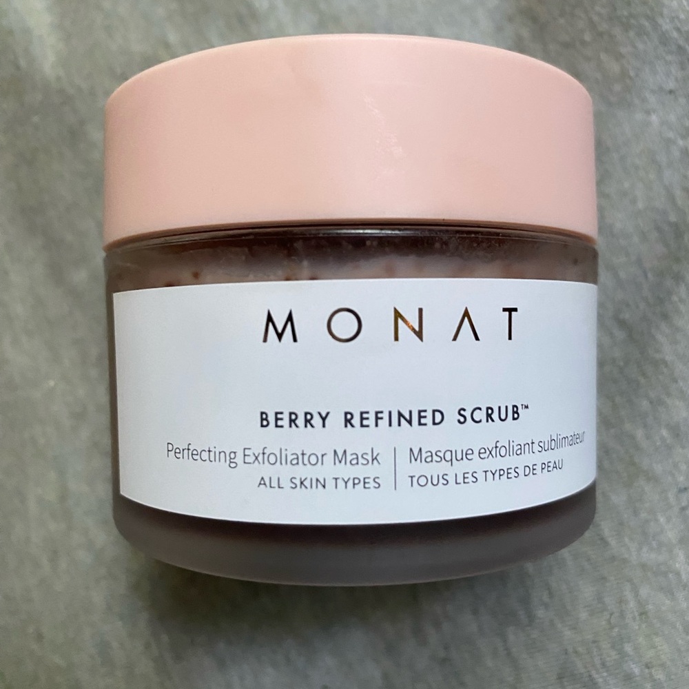 Monat face scrubbing exfoliant